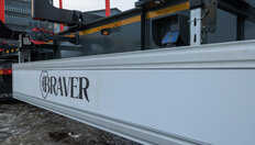 Полуприцеп-сортиментовоз BRAVER BC-310D — боковой борт с логотипом BRAVER